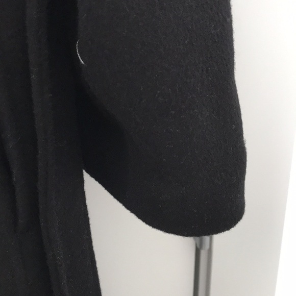 LUXURIOUS, AND ELEGANT COAT ~ Fine wool and fox fur collar. - Picture 10 of 14